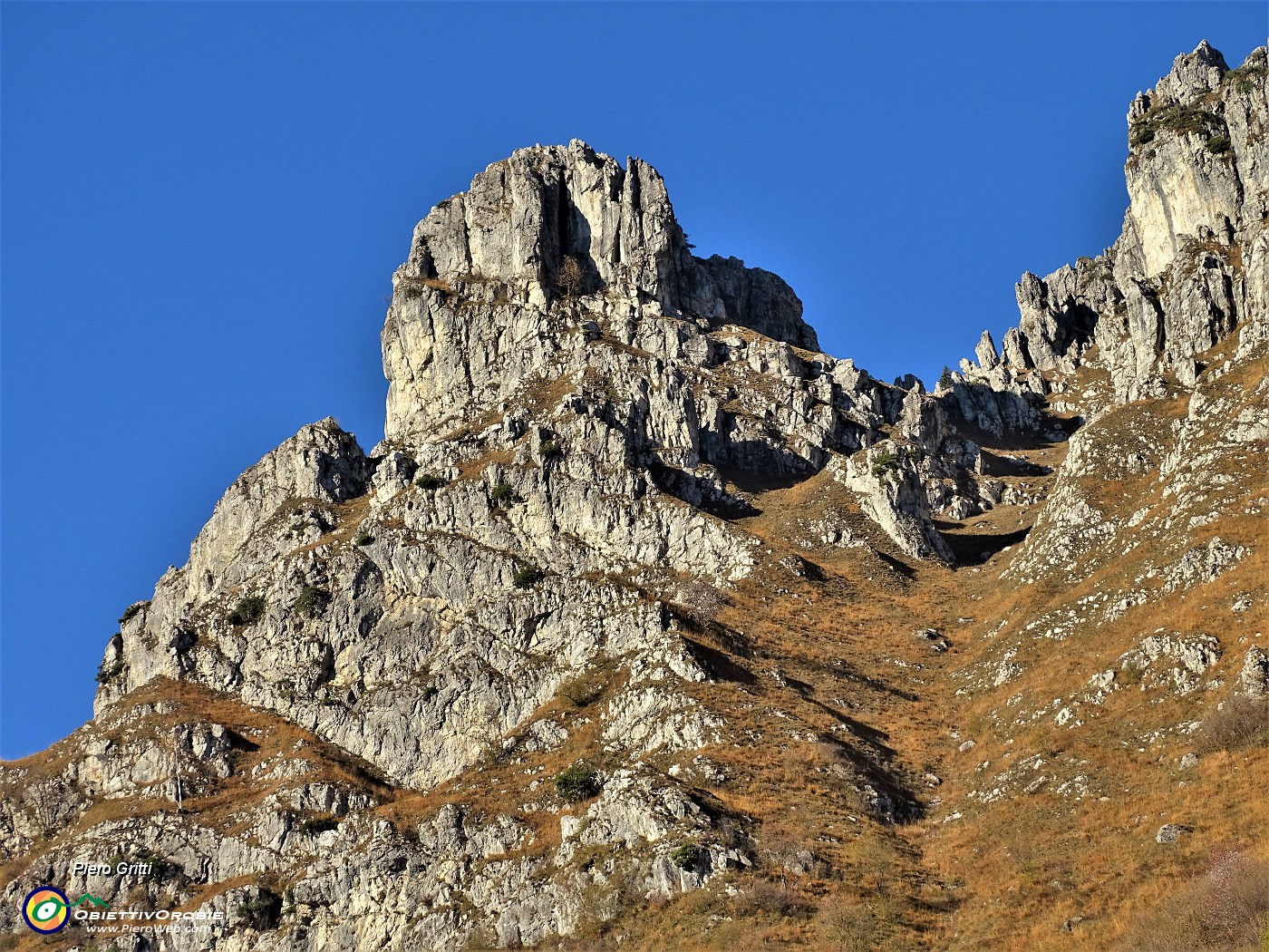 18 Sul sentiero del Canalino dei sassi zoom sui contrafforti rocciosi del Cancervo baciati dal sole mattutino.JPG